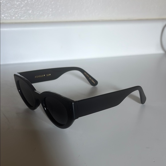 Women’s Black Polarized Cat Eye Sunglasses - Picture 4 of 5